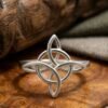 Anillo Nudo de Bruja: Elegancia Mística en Plata .925, vista principal