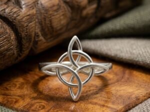Anillo Nudo de Bruja: Elegancia Mística en Plata .925
