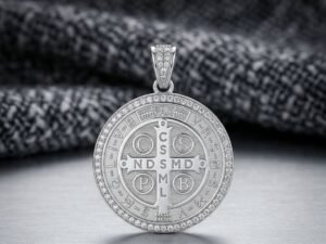 Medalla de San Benito: Elegancia Pura y Protección Ancestral