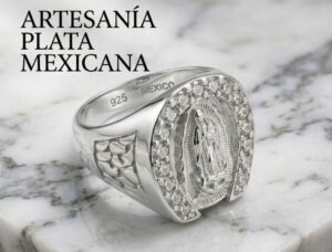 Anillo de plata Virgen de Guadalupe con Zirconias y diseño artesanal, vista principal