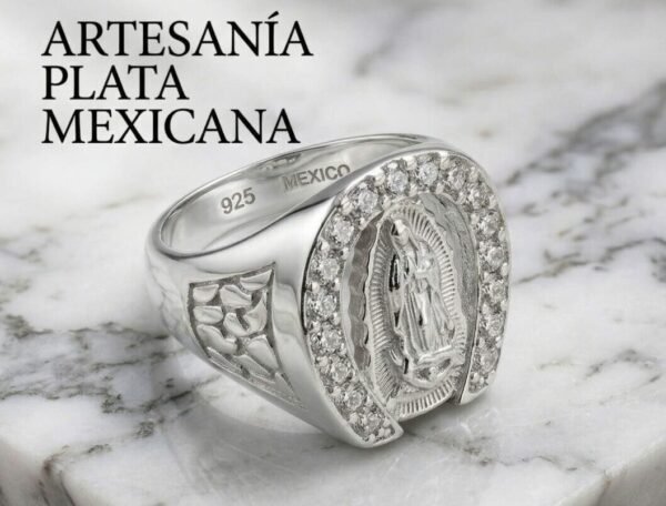 Anillo de plata Virgen de Guadalupe con Zirconias y diseño artesanal, vista principal
