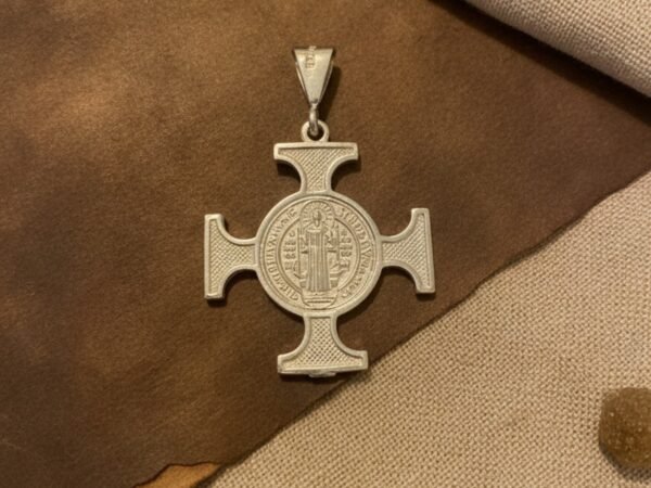 Dije Cruz de San Benito en Plata .925