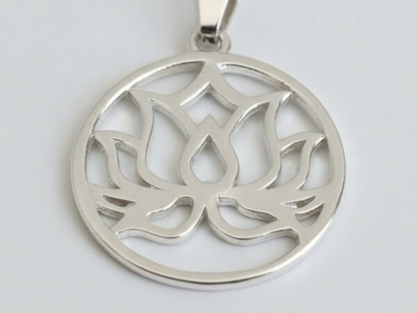 Dije Circular de Plata con Flor de Loto