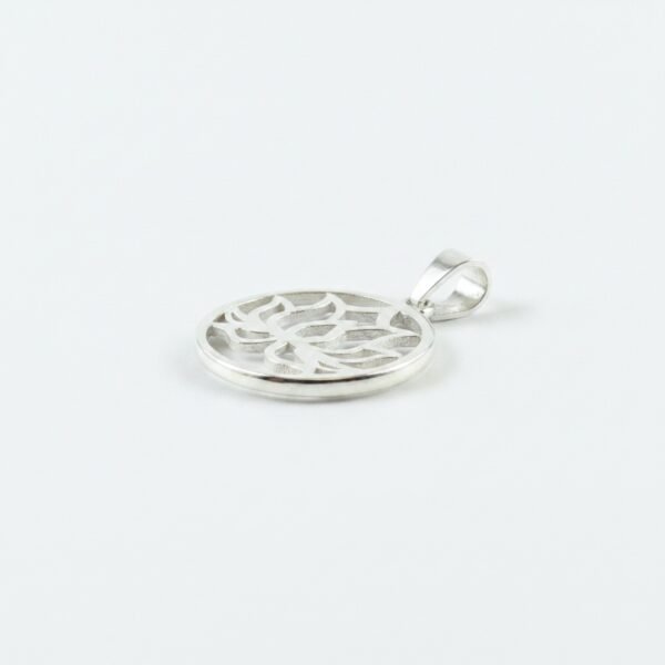 Dije Circular de Plata con Flor de Loto