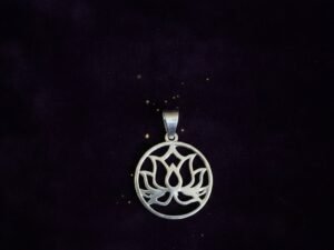 Dije Circular de Plata con Flor de Loto
