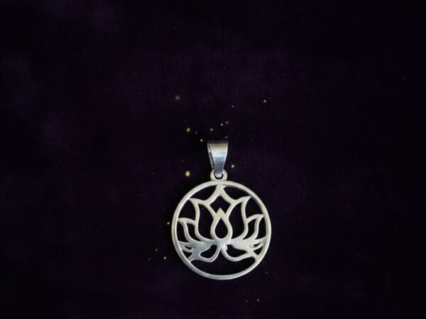 Dije Circular de Plata con Flor de Loto