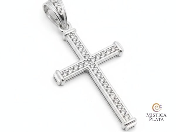 Dije / Colgante Símbolo Religioso Cruz Clásica con Zirconia.