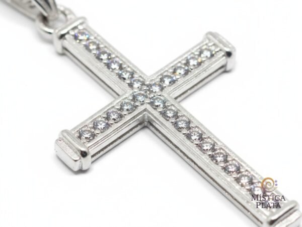 Dije / Colgante Símbolo Religioso Cruz Clásica con Zirconia.