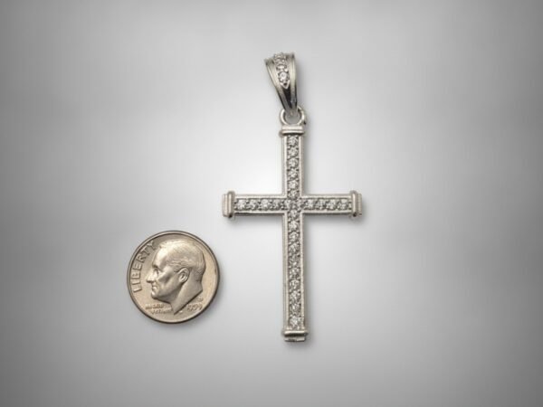 Dije / Colgante Símbolo Religioso Cruz Clásica con Zirconia.